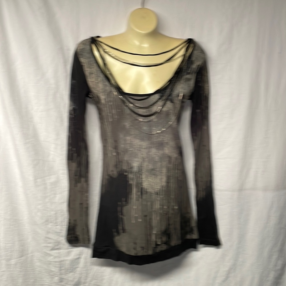 Women’s Buckle, long sleeve shirt, size medium.